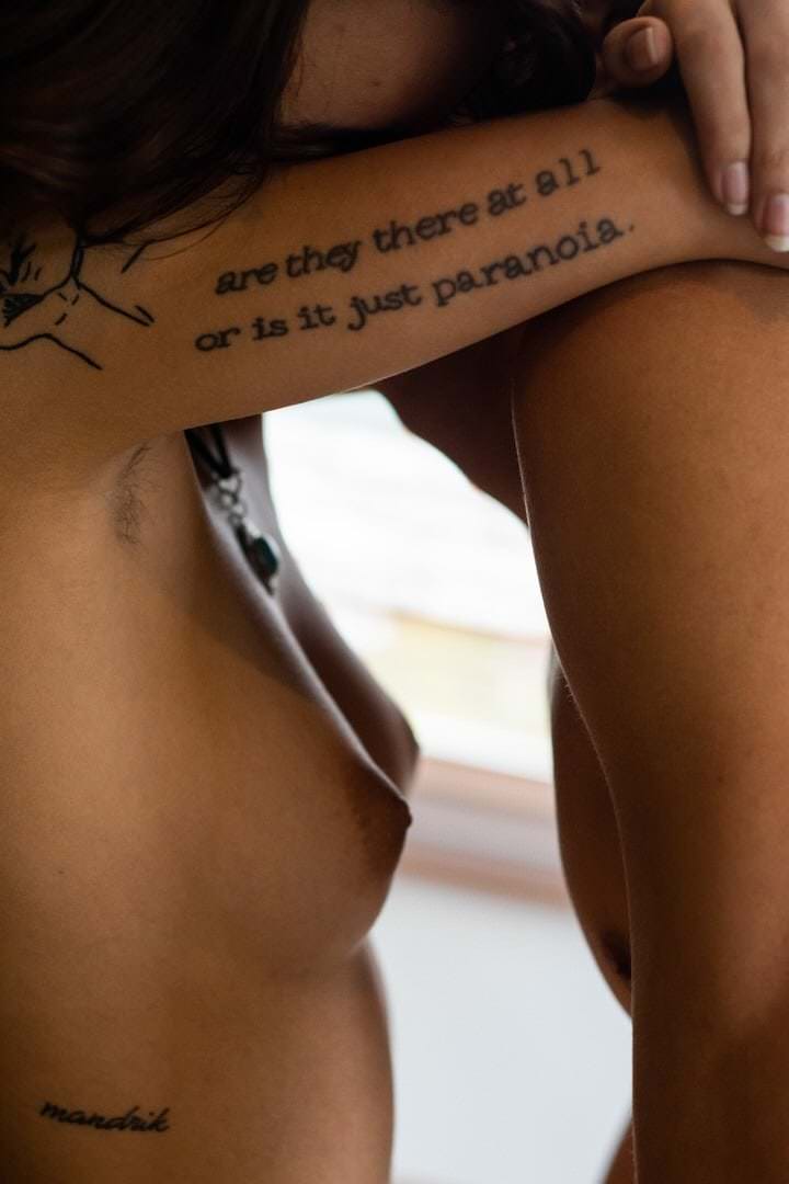 Um homem sentado em um banco, com texto em fundo preto e branco.