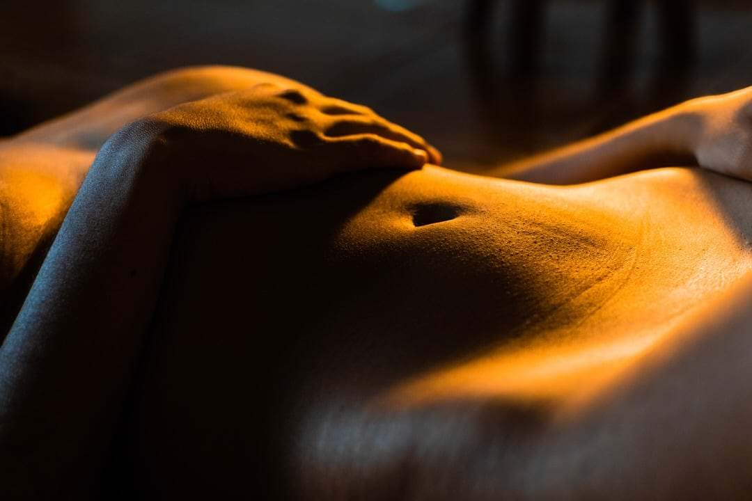Um corpo humano está em um espaço aberto, sob luz natural difusa, com silhueta marcada por um fundo desbotado.